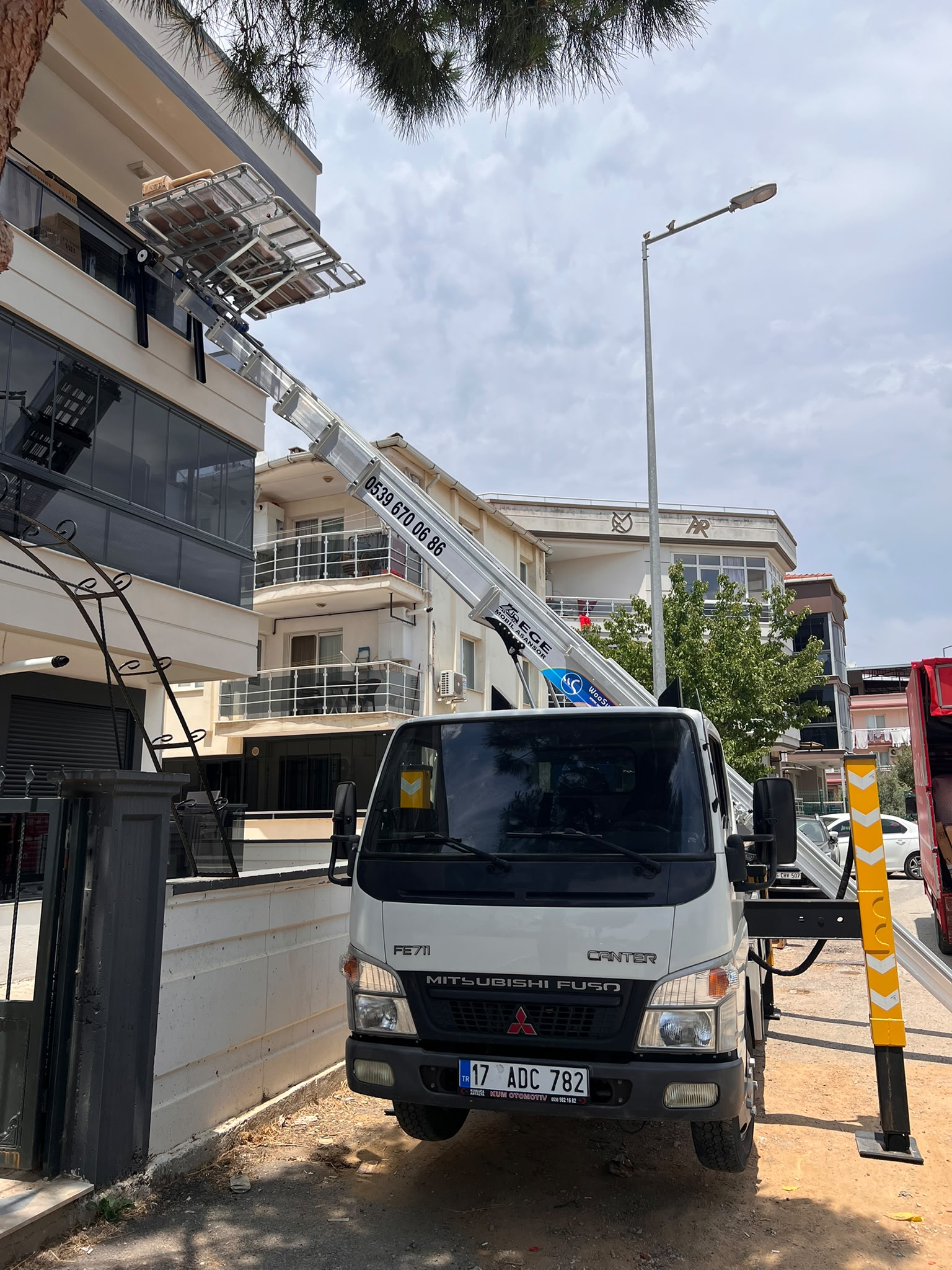 Mobil asansör iş başında